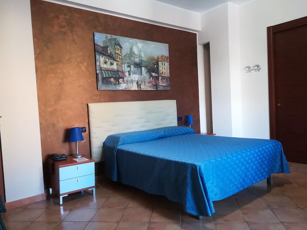 Hotel Azzurro L'Aquila Bagian luar foto