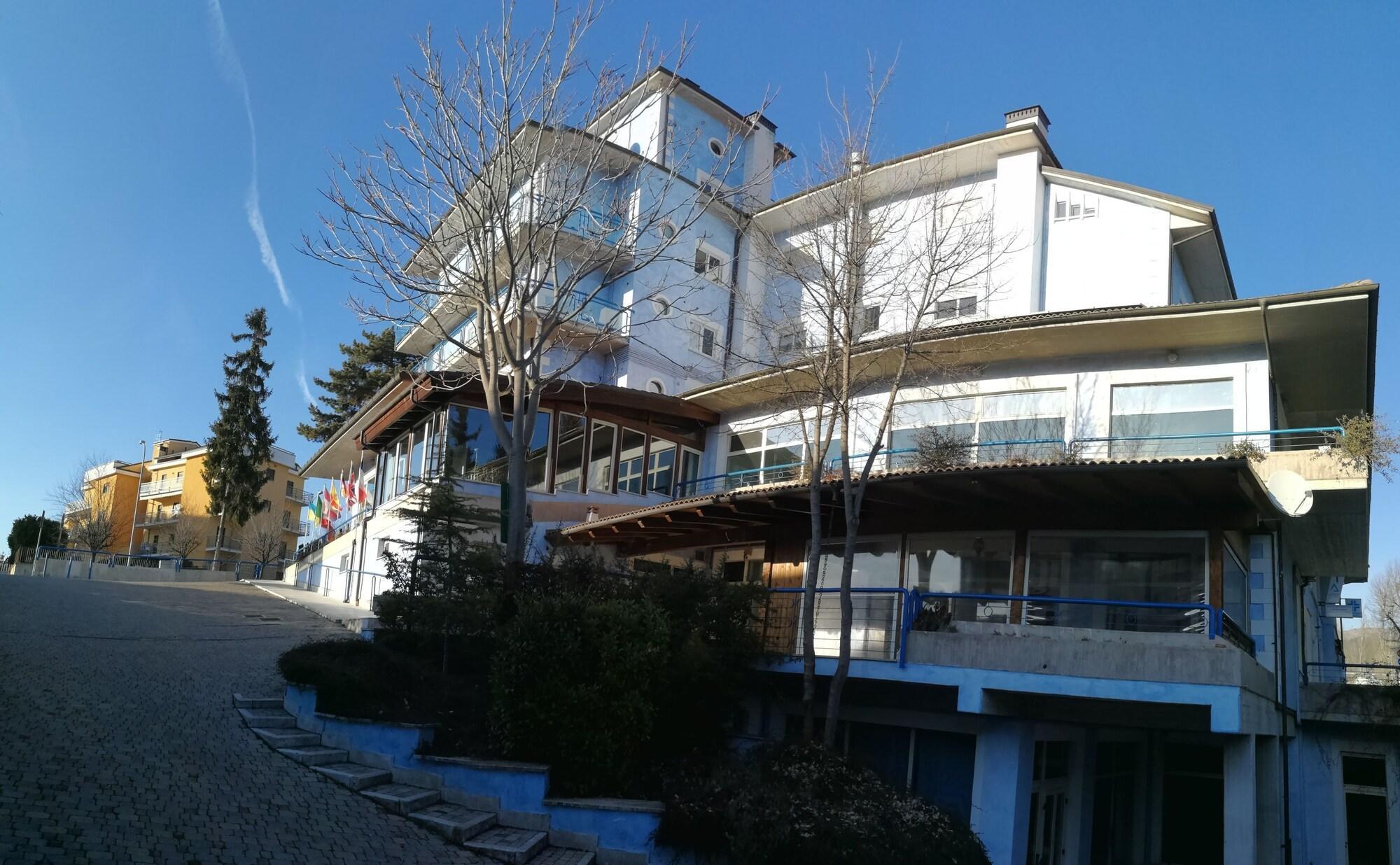 Hotel Azzurro L'Aquila Bagian luar foto