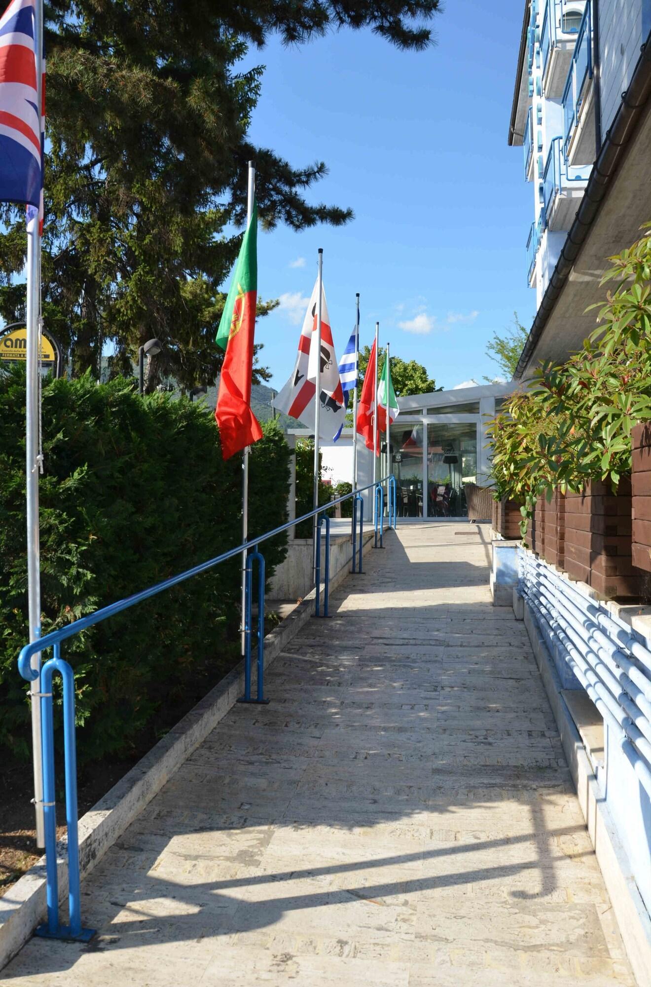 Hotel Azzurro L'Aquila Bagian luar foto