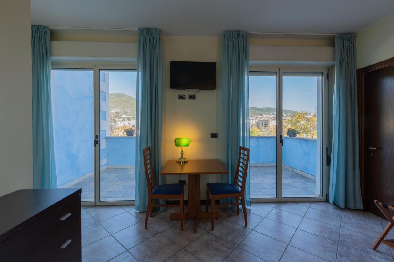Hotel Azzurro L'Aquila Bagian luar foto