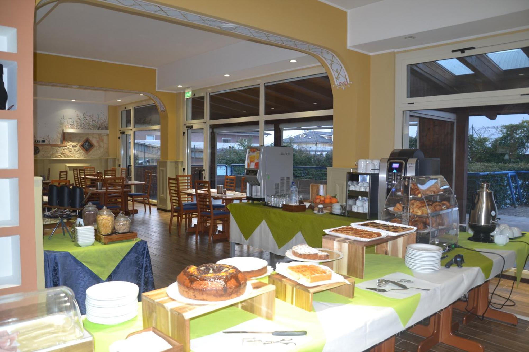 Hotel Azzurro L'Aquila Bagian luar foto